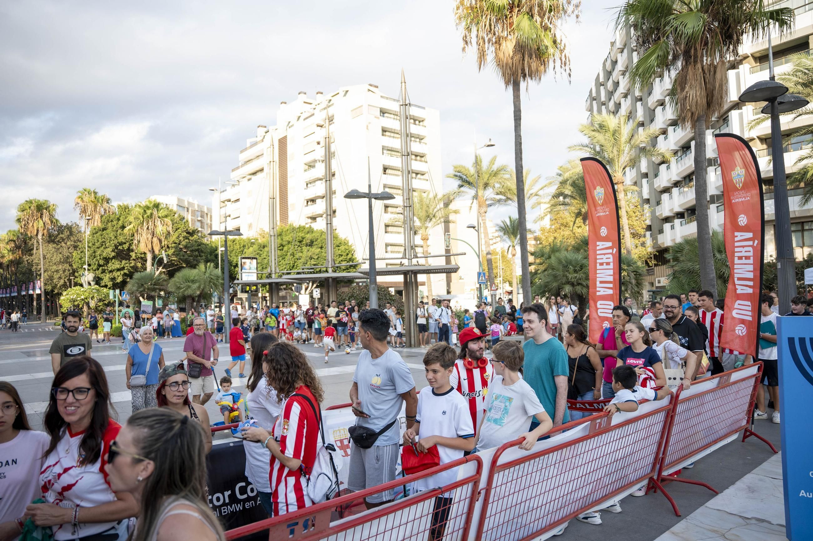 Los jugadores de la UDA Thalys y Andrés firman autógrafos