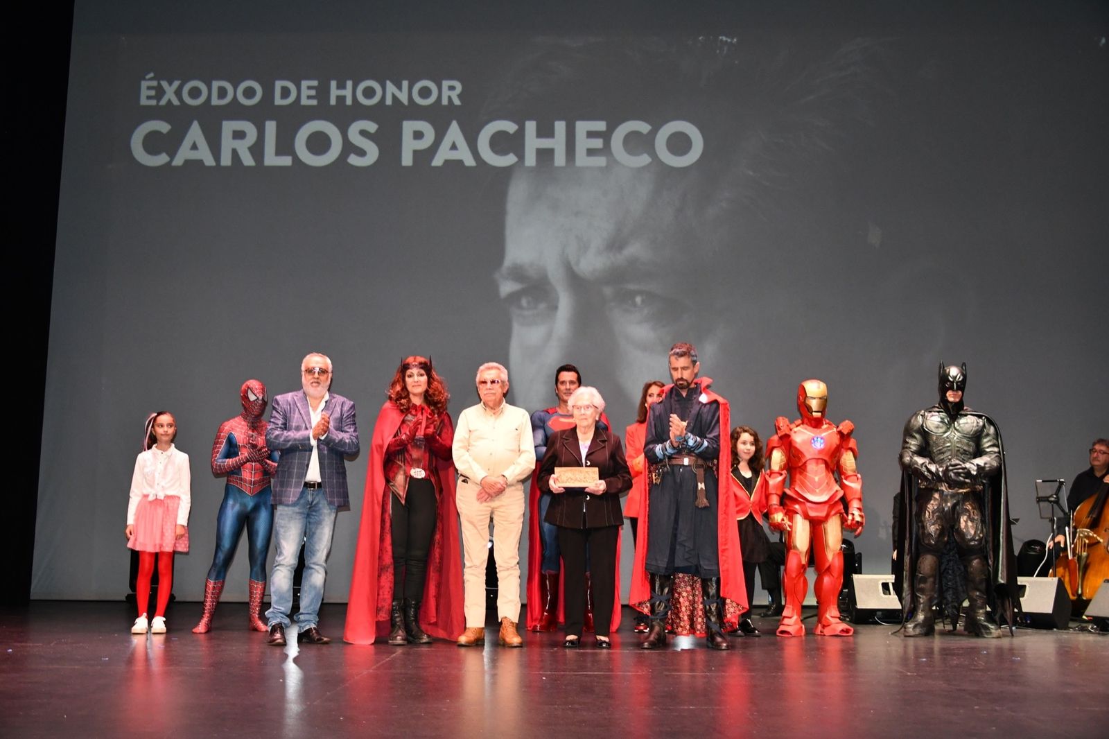 Los padres de Carlos Pacheco, con el premio 'Éxodo de honor'.