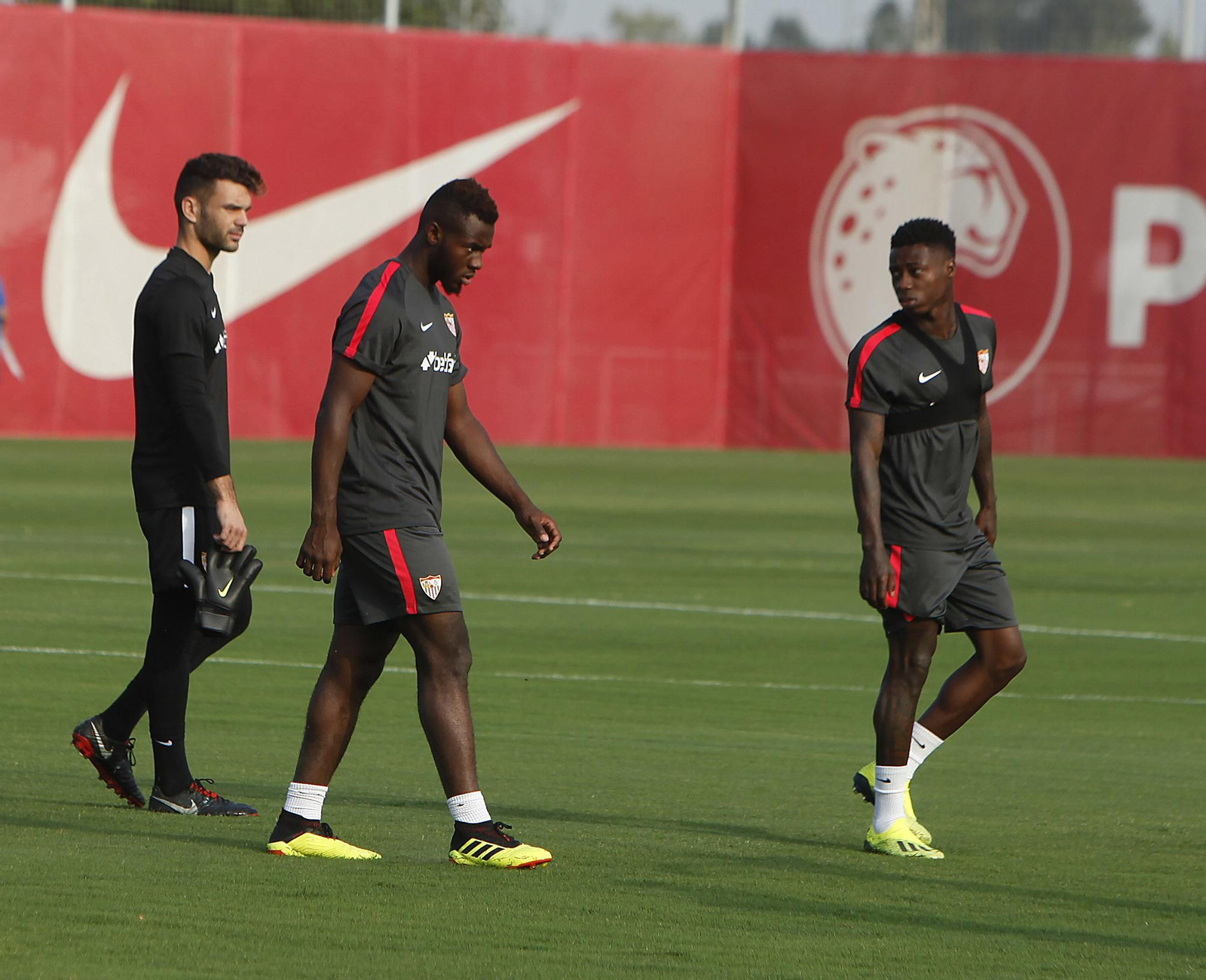 Quincy Promes, junto a Gnagnon y Juan Soriano en el entrenamiento.