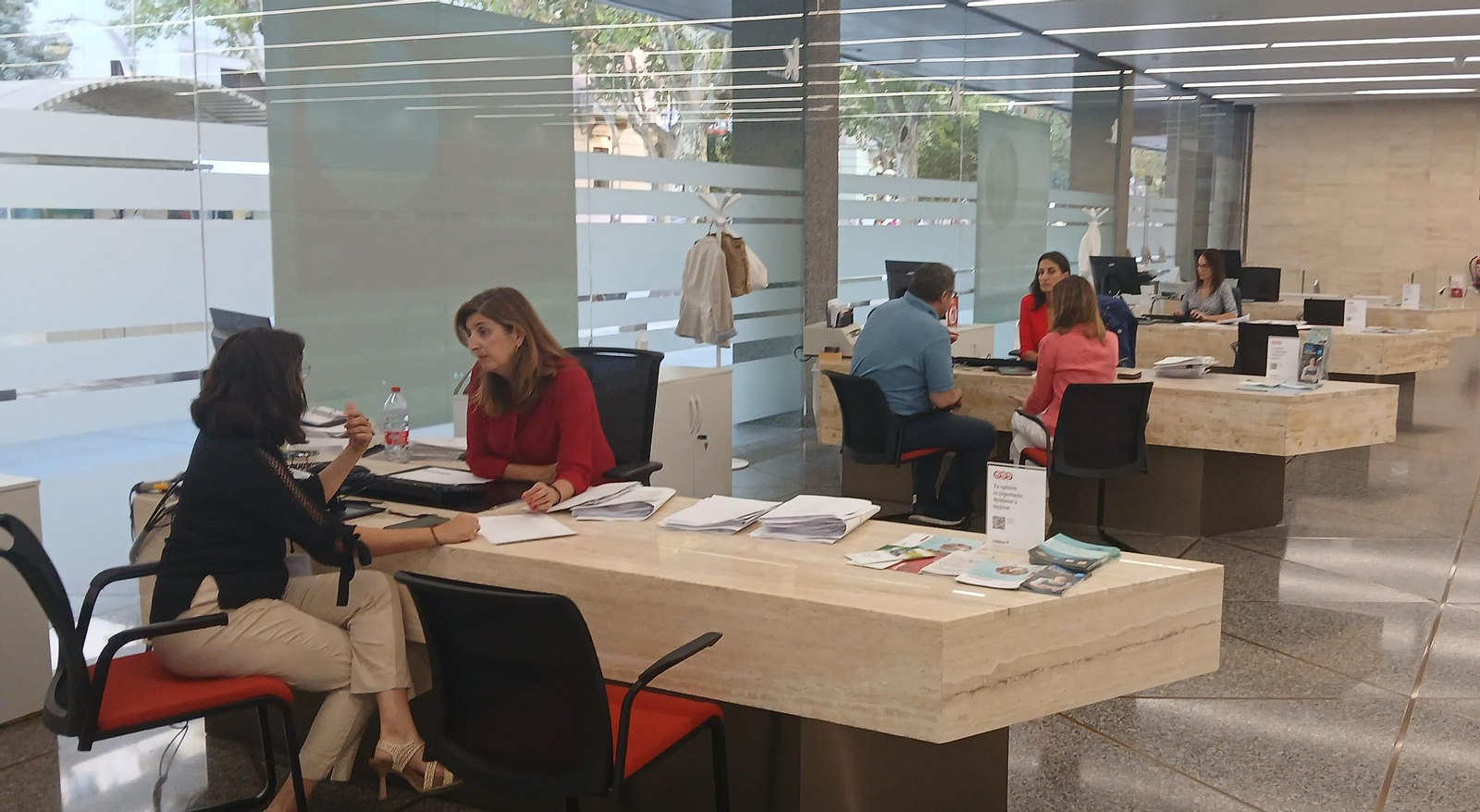 Interior de una oficina de Cajasur.
