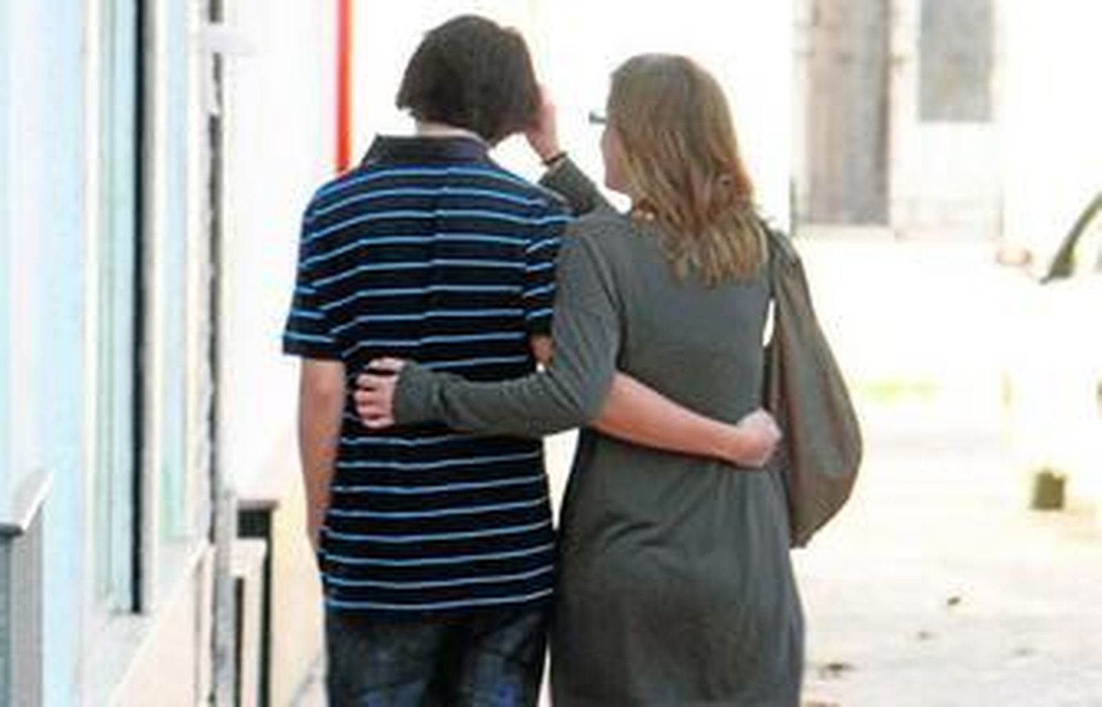 Feliz pareja paseando.