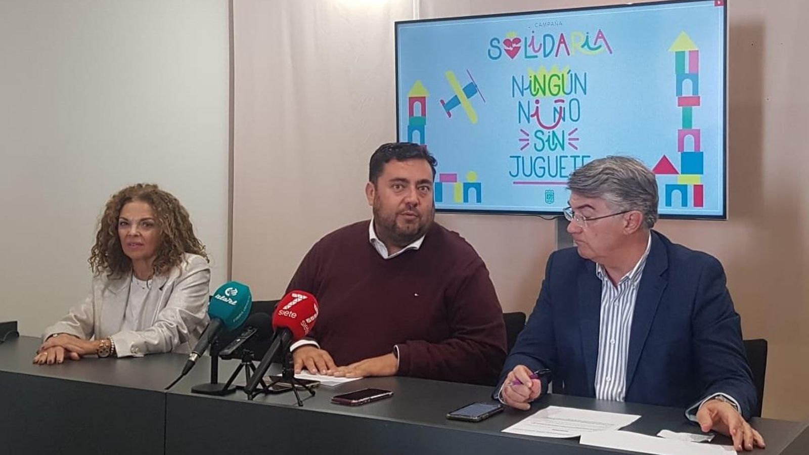 Mar Suárez, Jaime Armario y Enrique Juan, en la presentación de Ningún niño sin juguetes' en San Fernando. Mar Suárez, Jaime Armario y Enrique Juan, en la presentación de Ningún niño sin juguetes' en San Fernando.