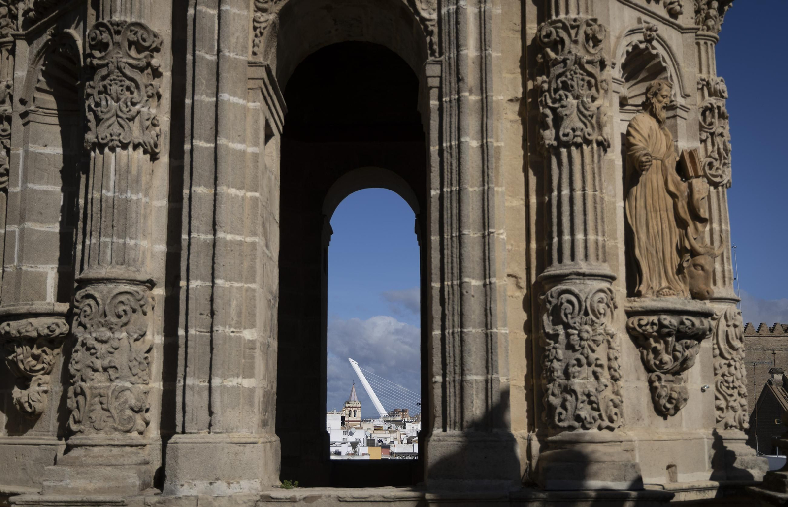 Los cuerpos bajos de las torres de las fachadas.