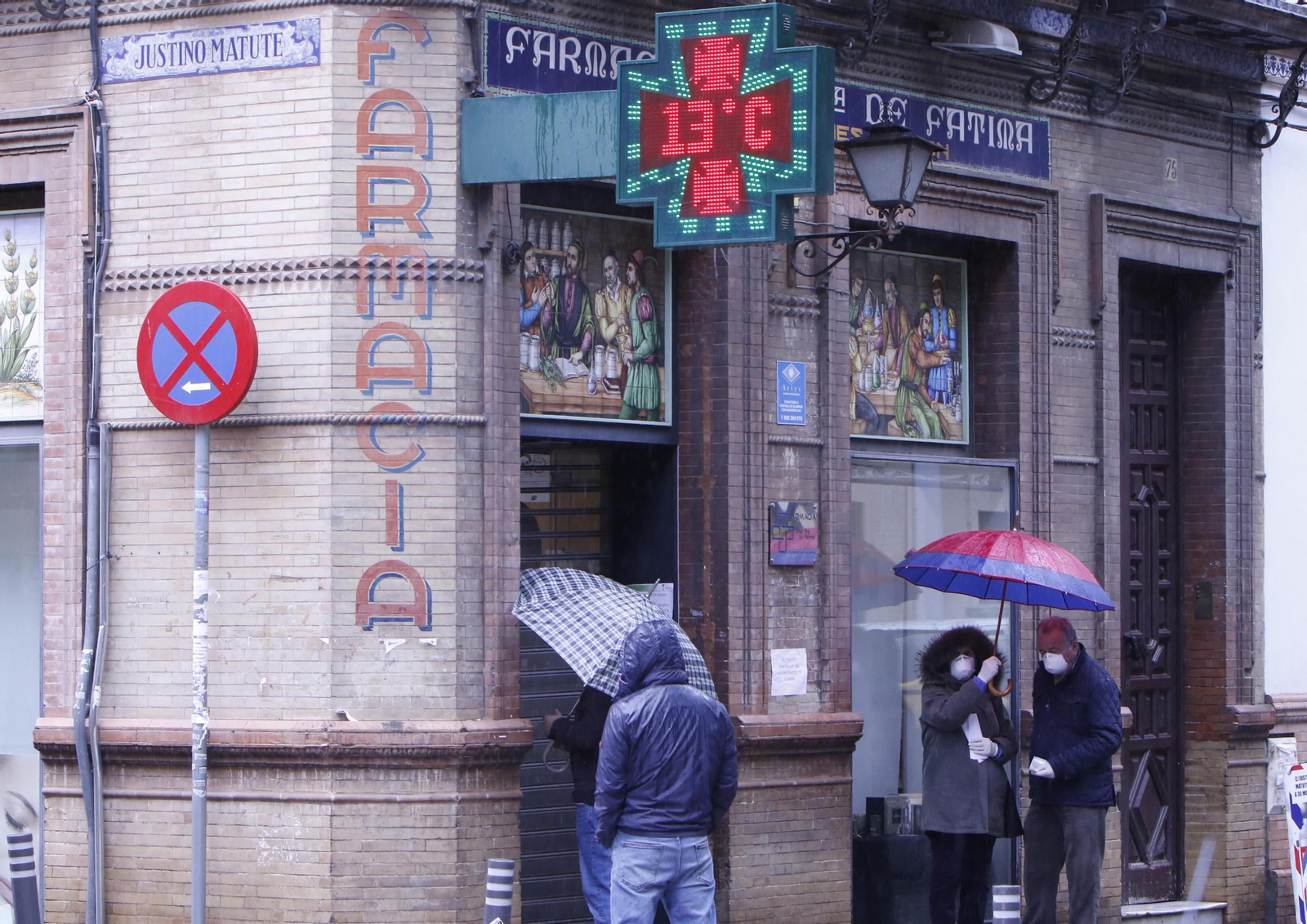 La farmacia de la calle San Jacinto en la que se produjo el atraco.