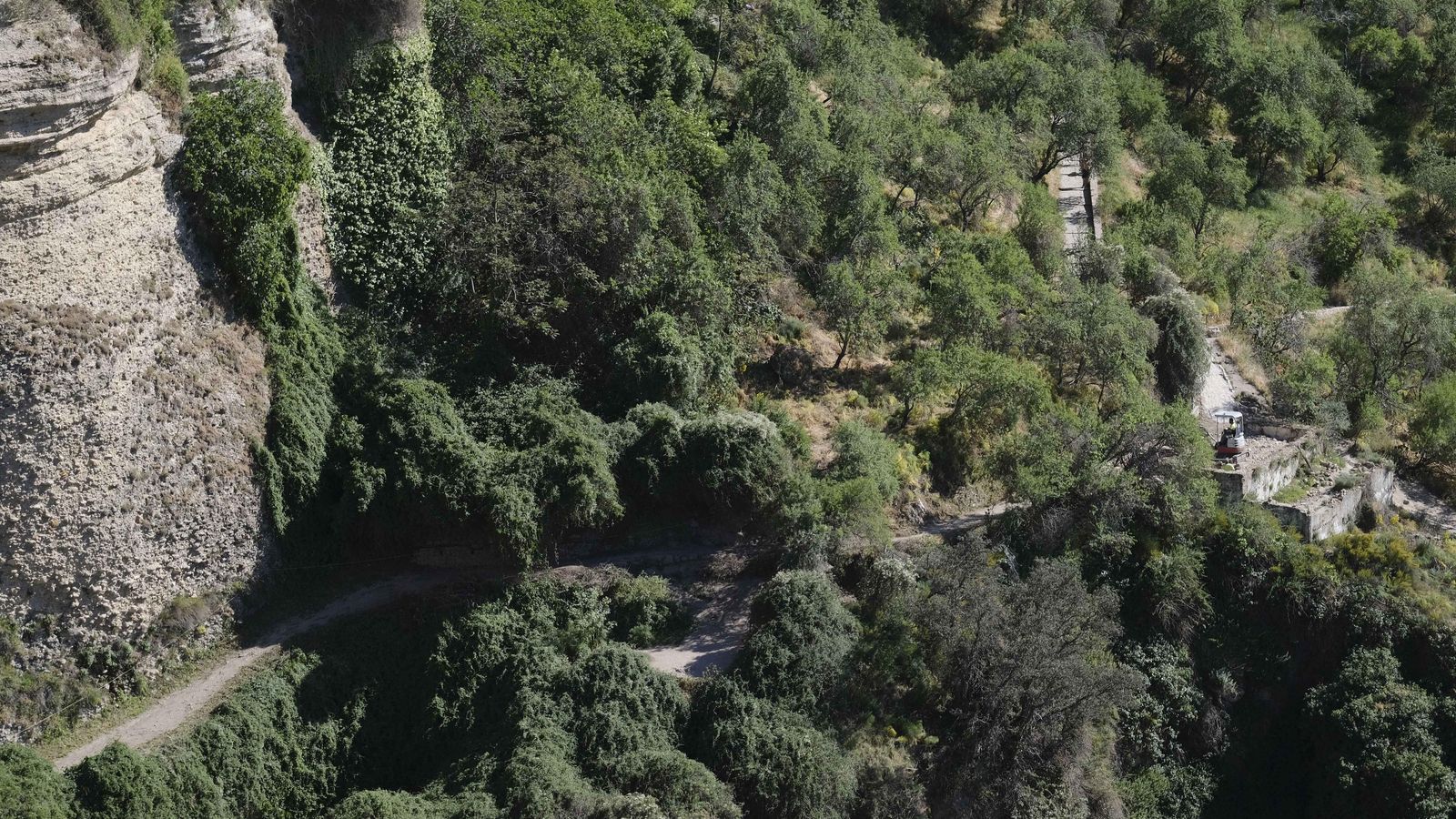 El camino desciende por las cornisas del Tajo hacia el Puente Nuevo. El camino desciende por las cornisas del Tajo hacia el Puente Nuevo.