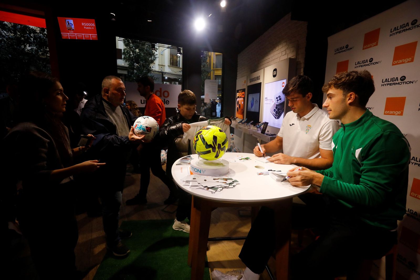 Las mejores fotos de la exitosa firma de autógrafos del Córdoba CF en el centro de la ciudad