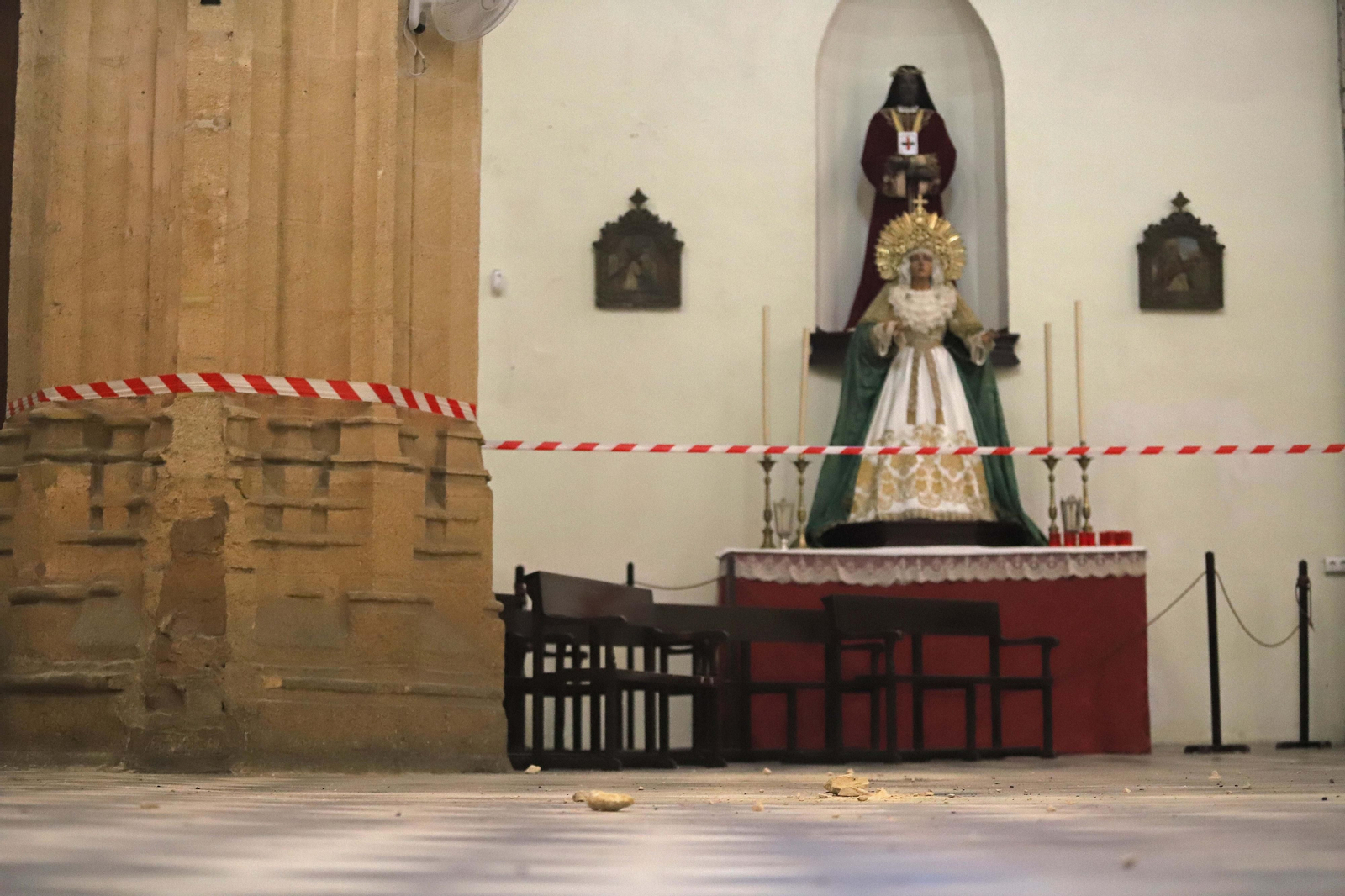 Fotos de los daños en las vidrieras de la iglesia de San Mateo, en Tarifa