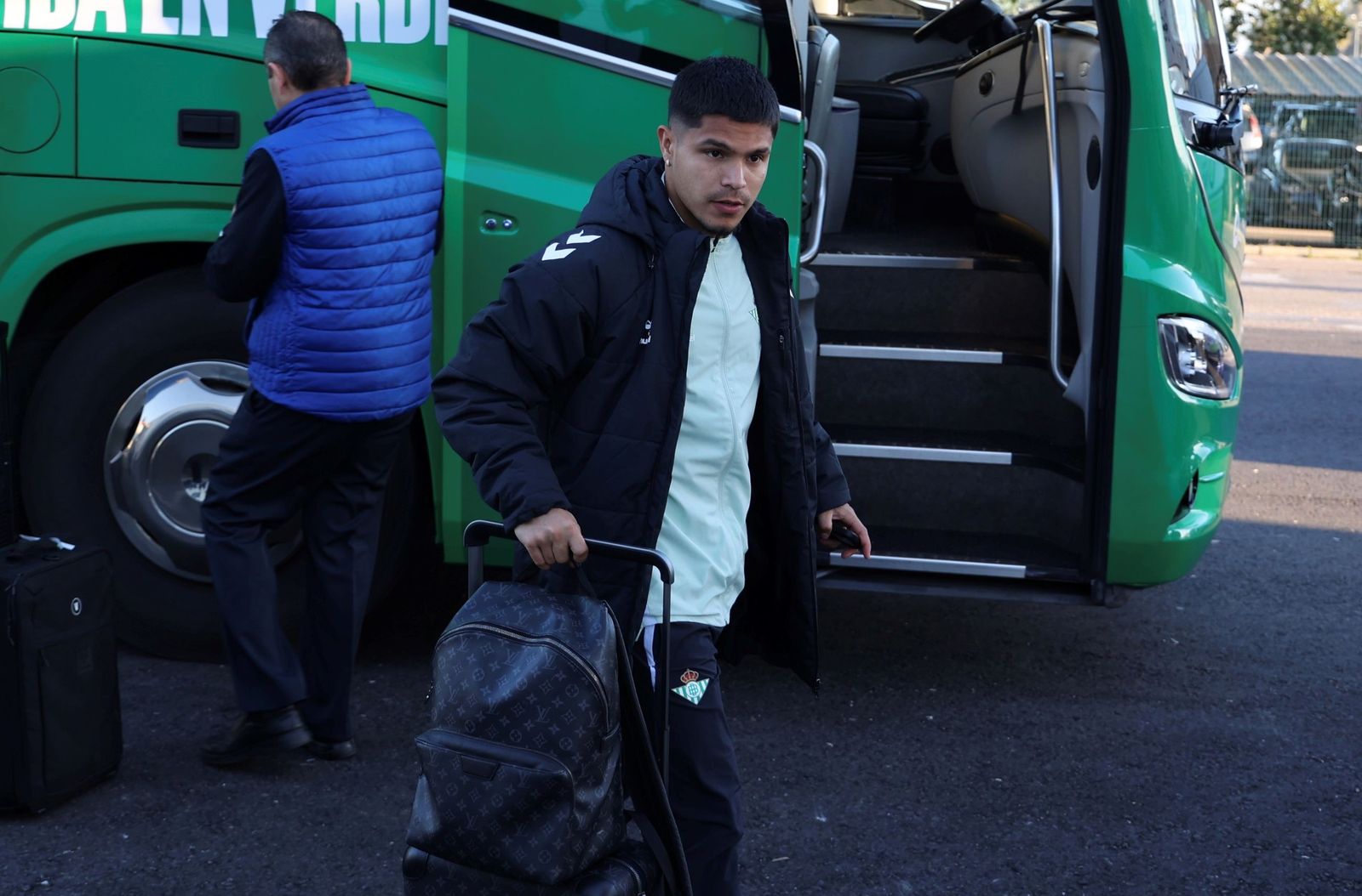 El Cucho Hernández, a la llegada del autobús del equipo verdiblanco al aeropuerto de San Pablo.