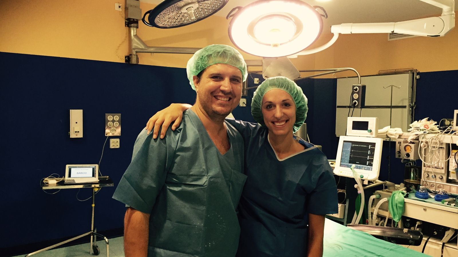 Rafael Gutiérrez y Macarena González preparados para una intervención quirúrgica.
