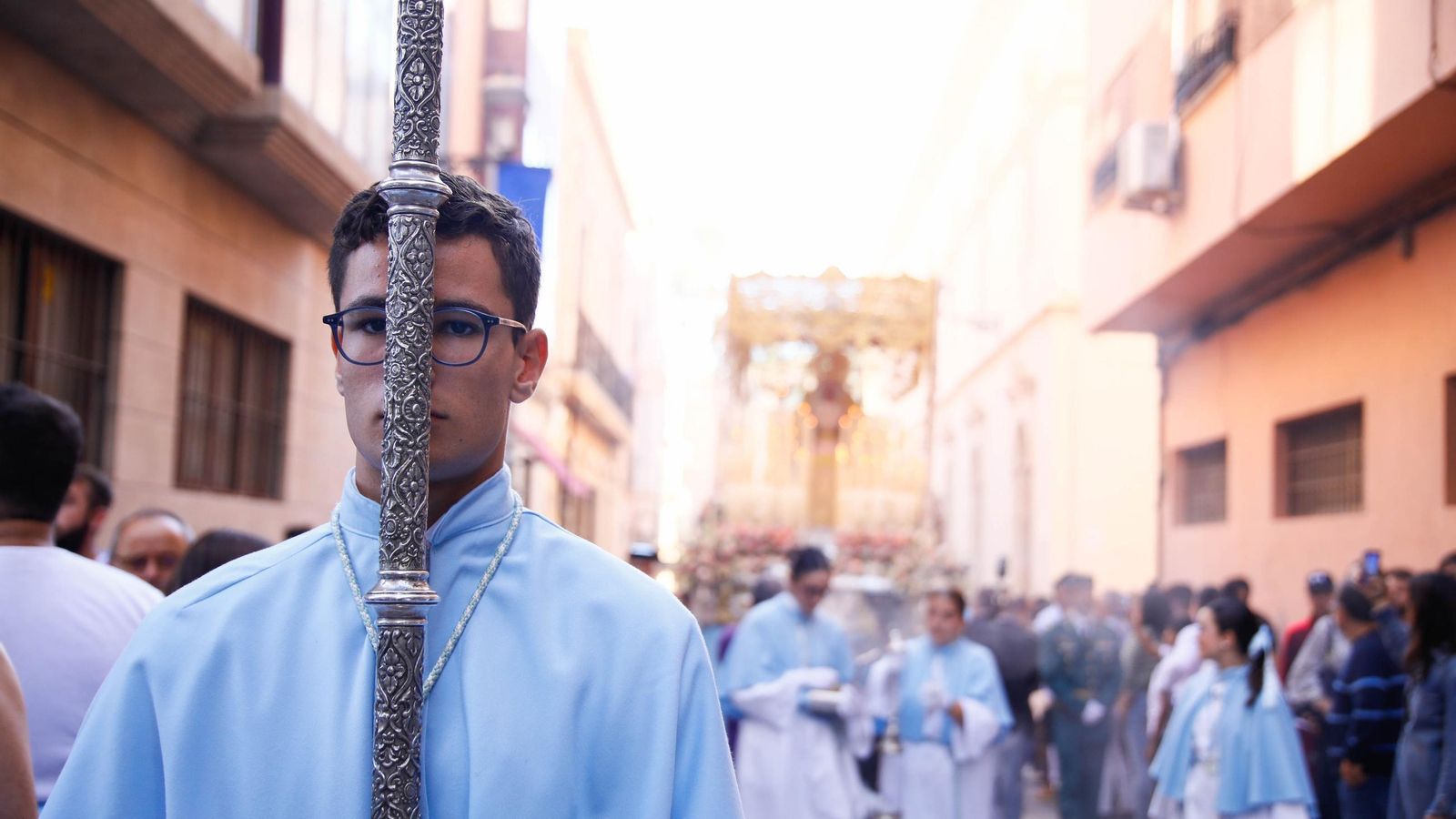 Vea la salida de la Hermandad de Los Ángeles de la Catedral de Almería