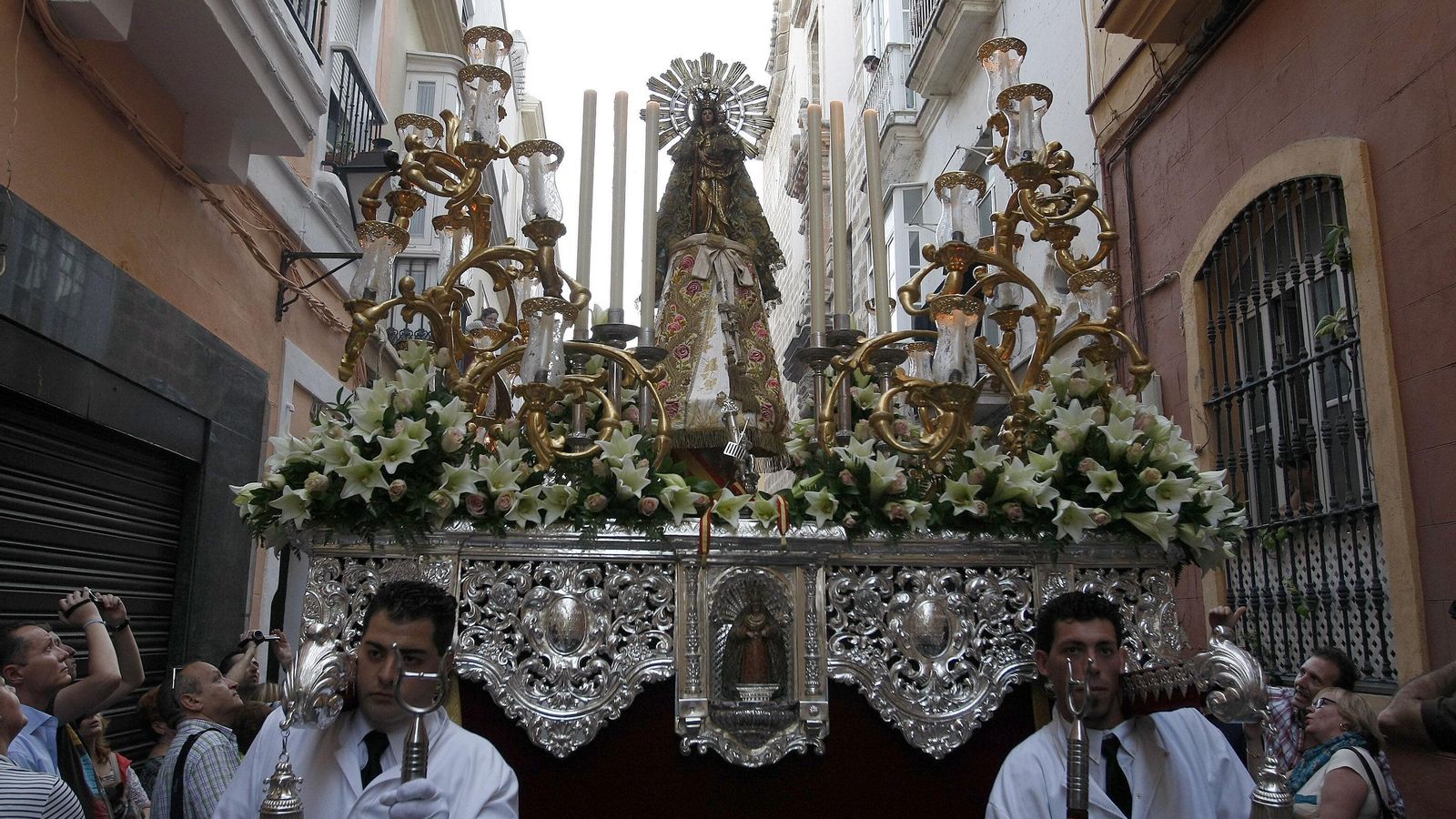 La Virgen del Pilar, en su salida a la calle el año 2012 La Virgen del Pilar, en su salida a la calle el año 2012