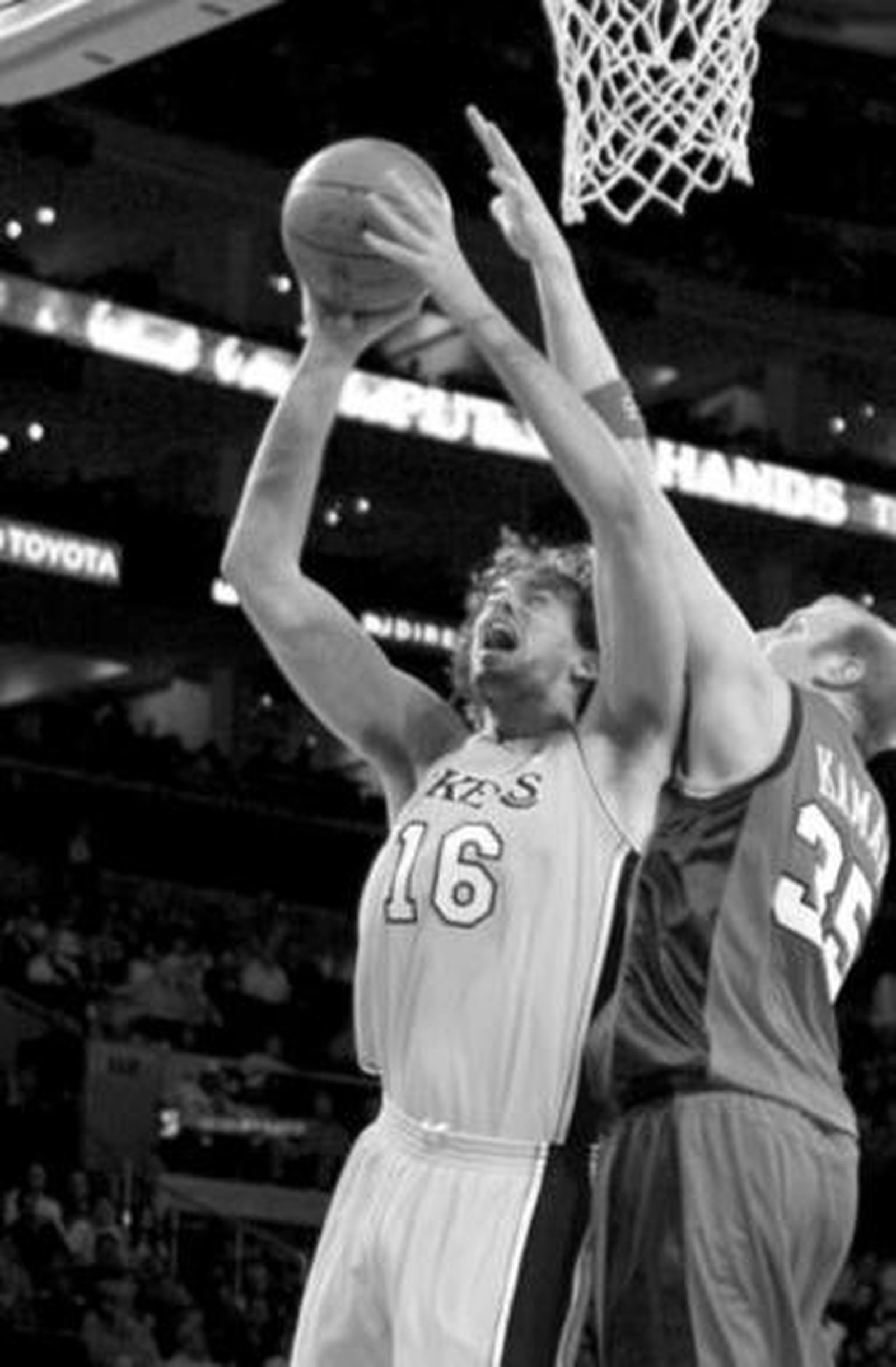 Pau Gasol intenta encestar ante Chris Kaman.