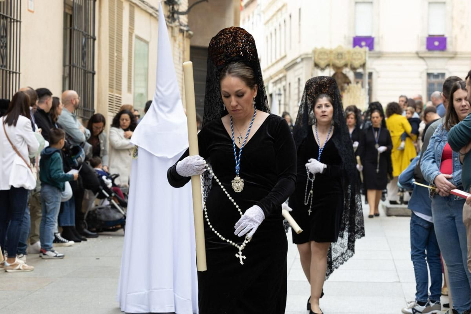 Los jiennenses se echan a la calle para presenciar la primera de las procesiones de la jornada: la Borriquilla (II)