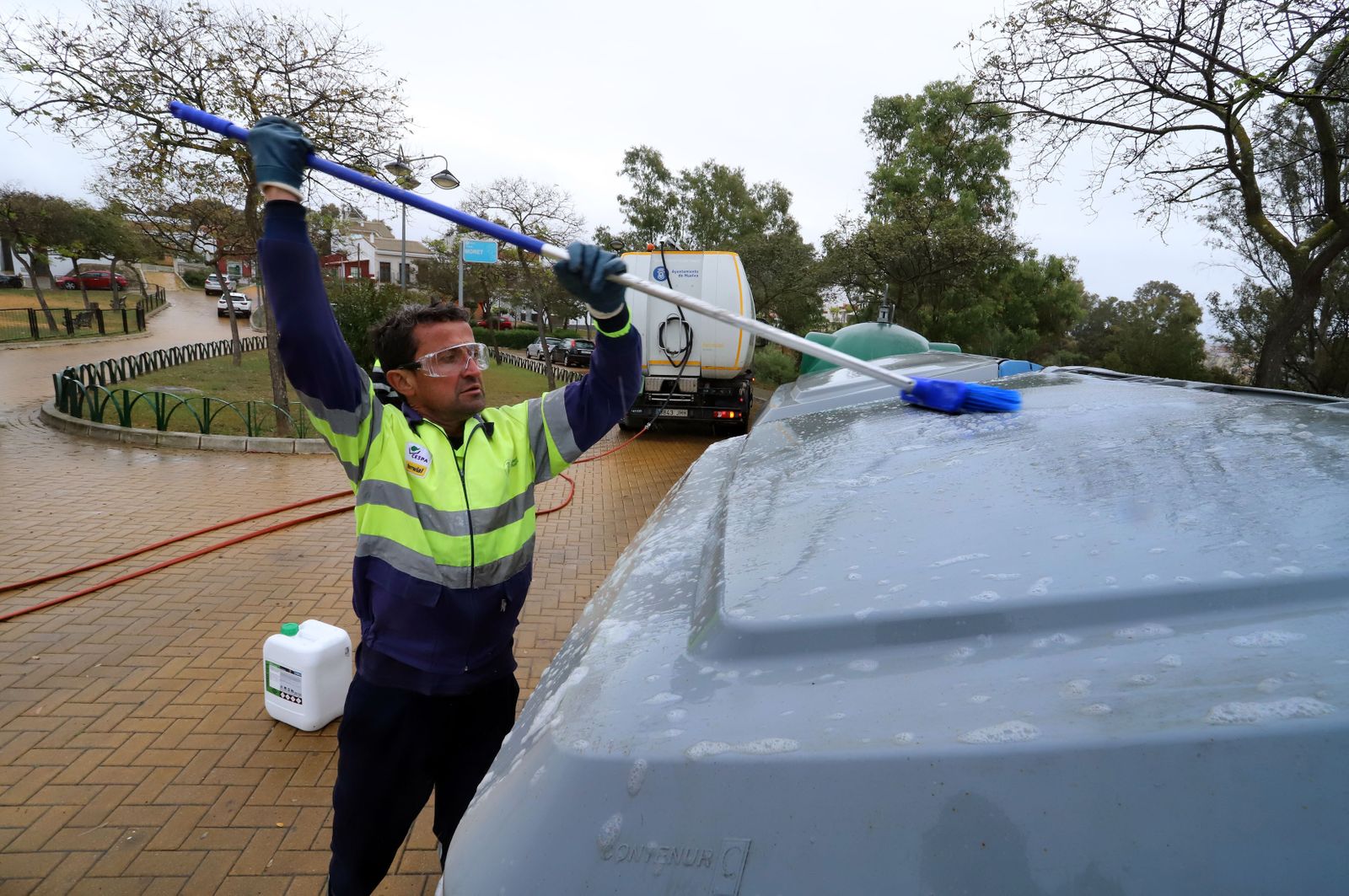 Imágenes del servicio especial de limpieza del Ayuntamiento de Huelva