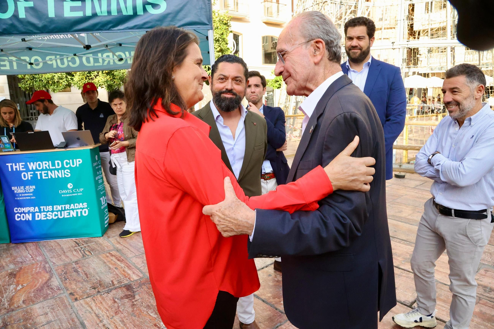 El alcalde De la Torre se anima a jugar con Conchita Martínez en la presentación de la BJKC