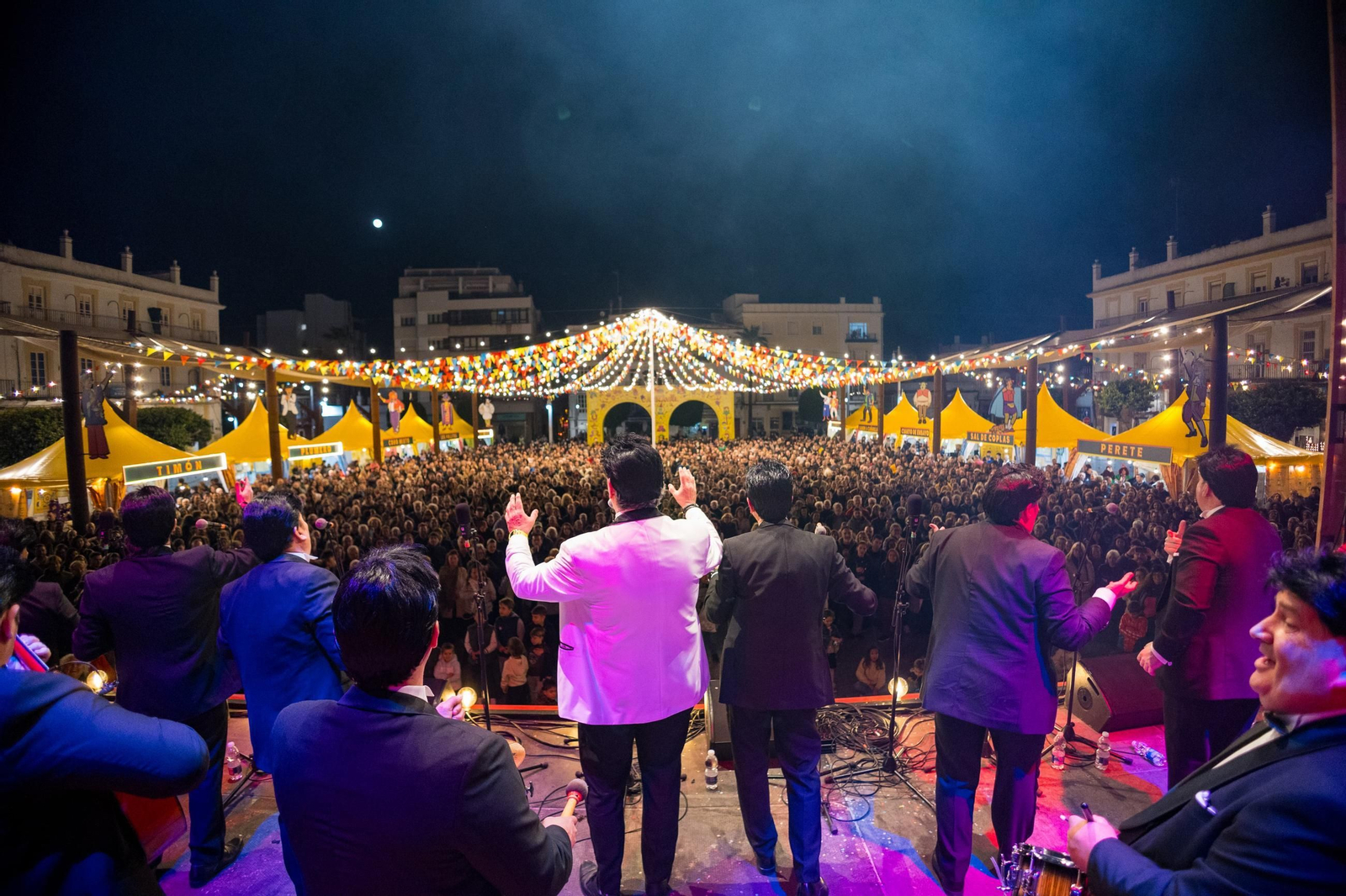 El Carnaval, de vuelta a la plaza del Rey de San Fernando: la chirigota del Yuyu abre el fin de semana