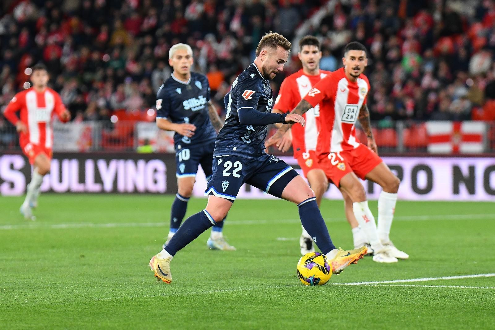 Ontiveros en acción en el partido contra el Almería.