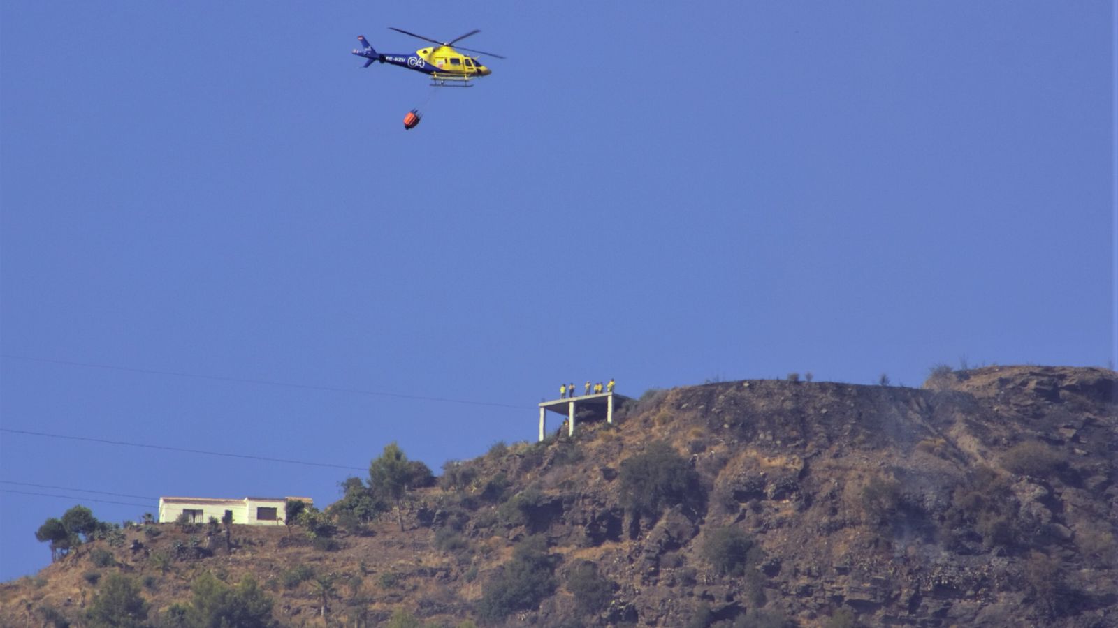 Uno de los medios aéreos, ayer, durante las labores de extinción.