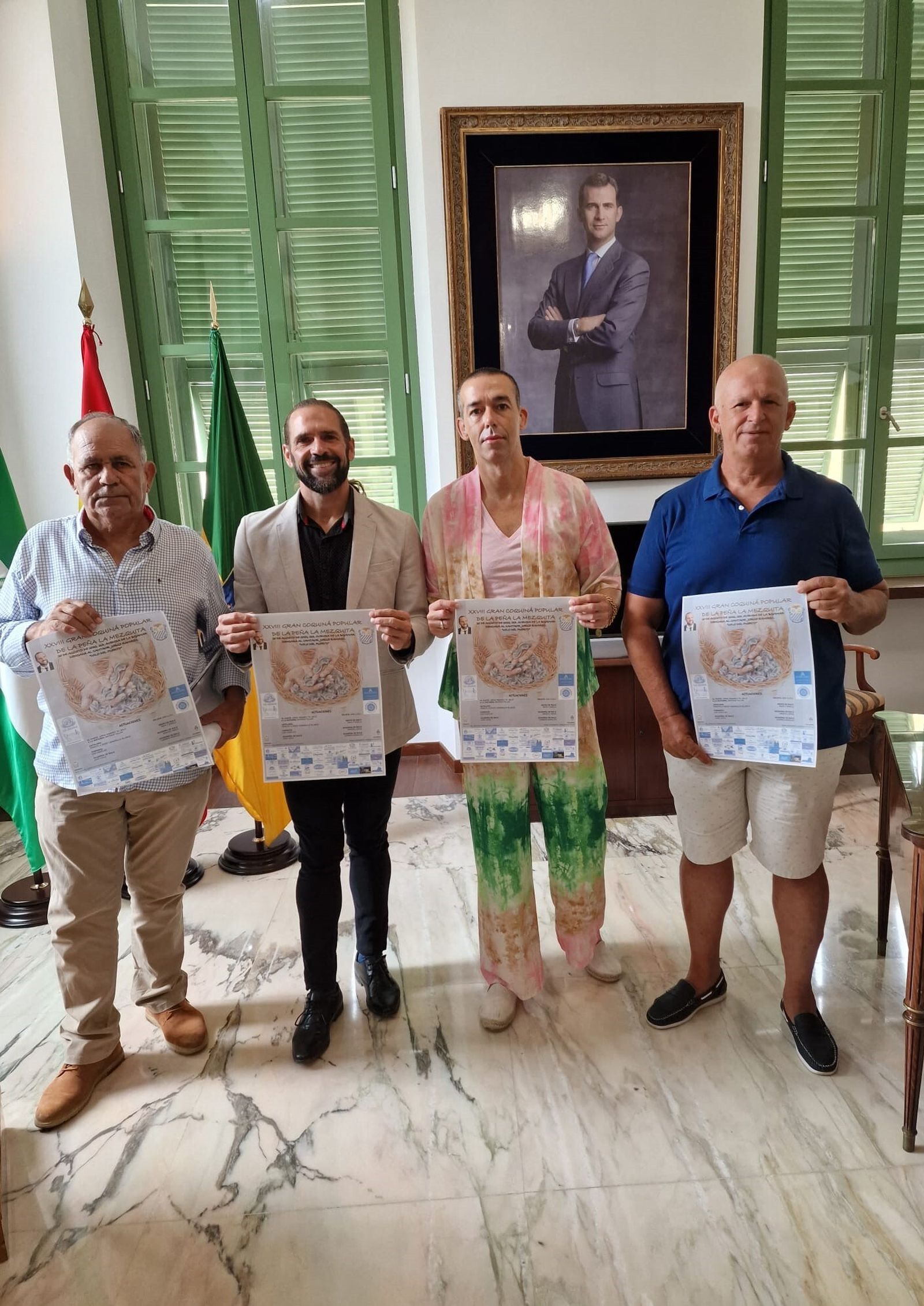 La presentación del cartel anunciador, con David Calleja, los representantes de las peñas de Carnaval y Wilo del Puerto