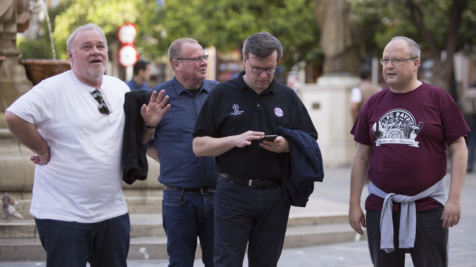 Un grupo de hinchas alemanes admiran la fachada de la Catedral.