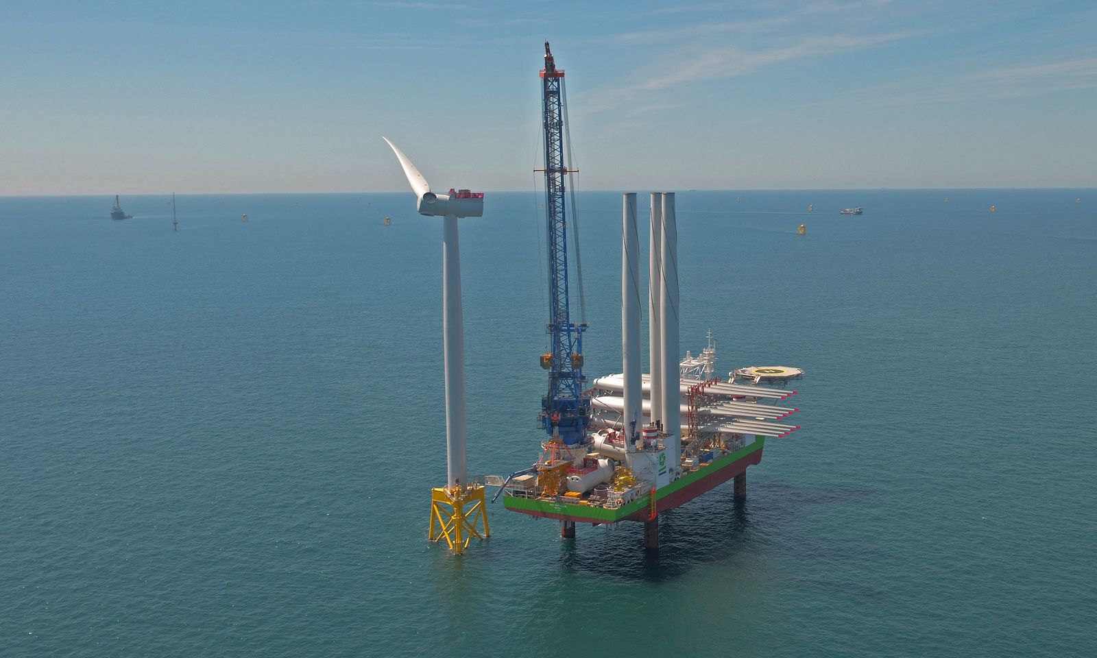 Instalación de un aerogenerador en el parque eólico marino de East Anglia One, desarrollado por Iberdrola.
