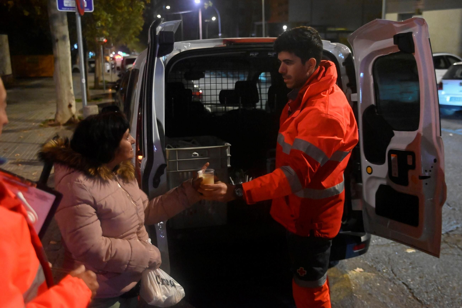 Una noche en la calle con la Cruz Roja de Córdoba, en imágenes