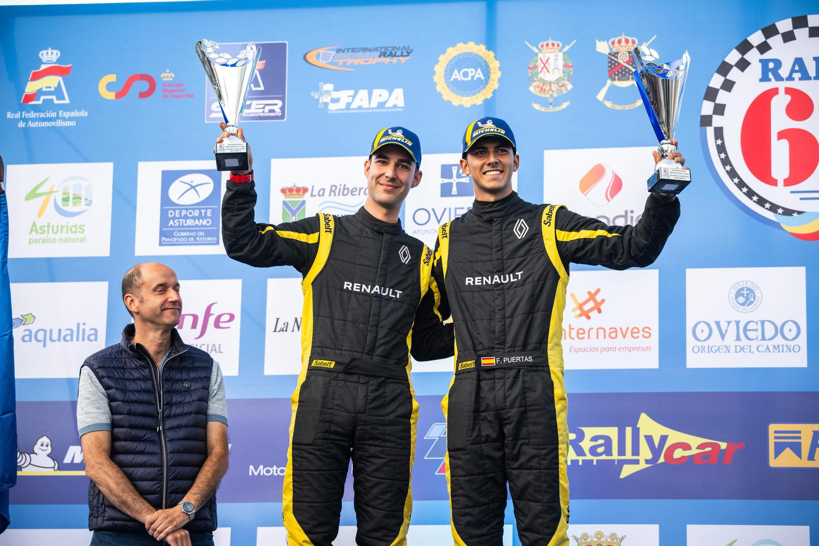 El piloto nijareño Francisco Manuel Puertas y su copiloto Sergio Fernández subidos en el podio tras recibir su trofeo.