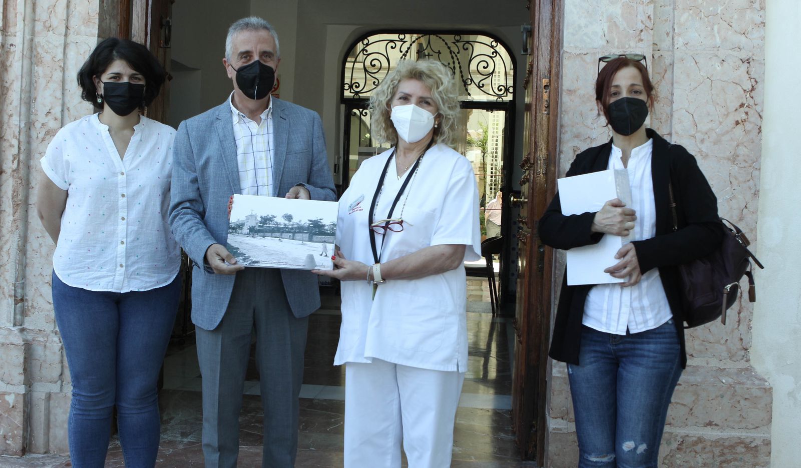 Entrega de las láminas a una de las residencias de mayores de Lucena.