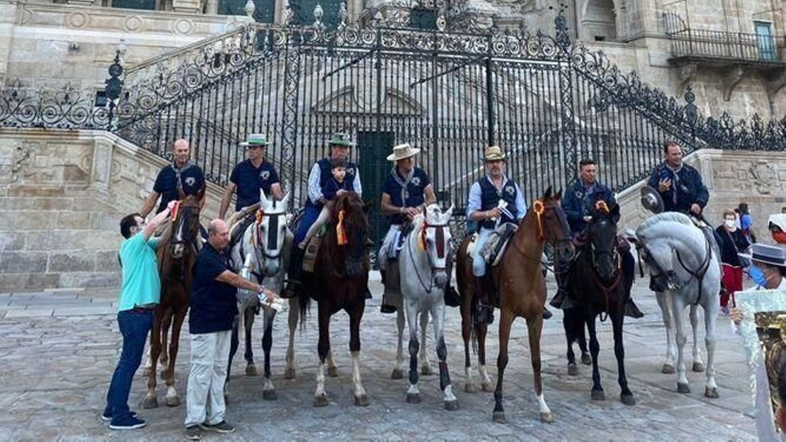 Los caballistas a su llegada a la plaza del Obradoiro.