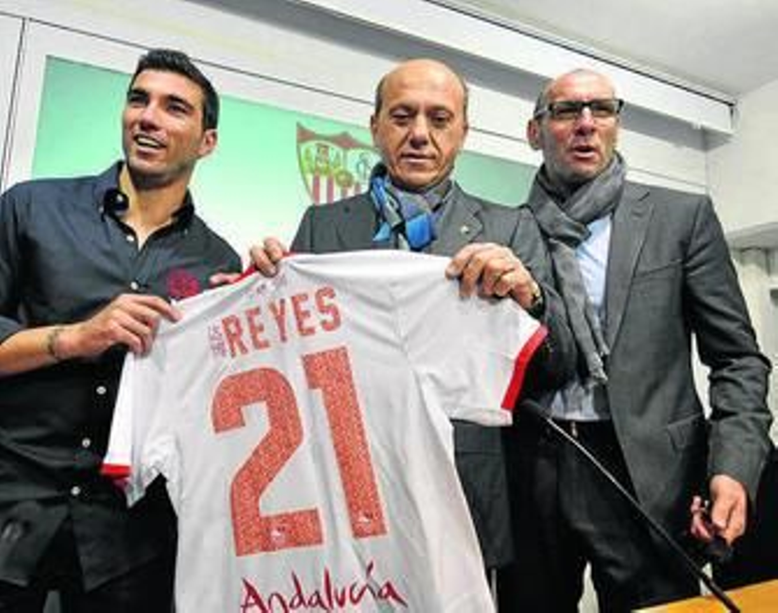 Reyes, Del Nido y Monchi, sonrientes, durante el acto ante la prensa.