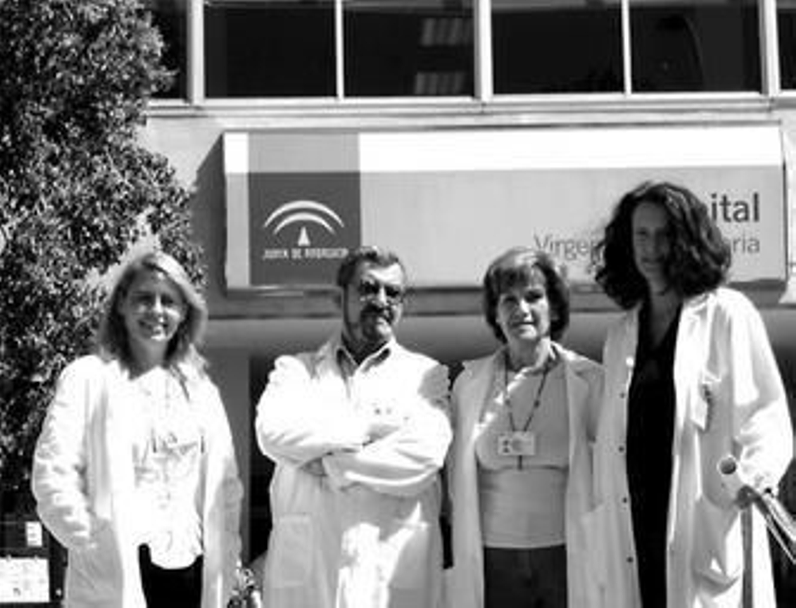 Varios de los voluntarios que colaboran como intérpretes con el Hospital Clínico.