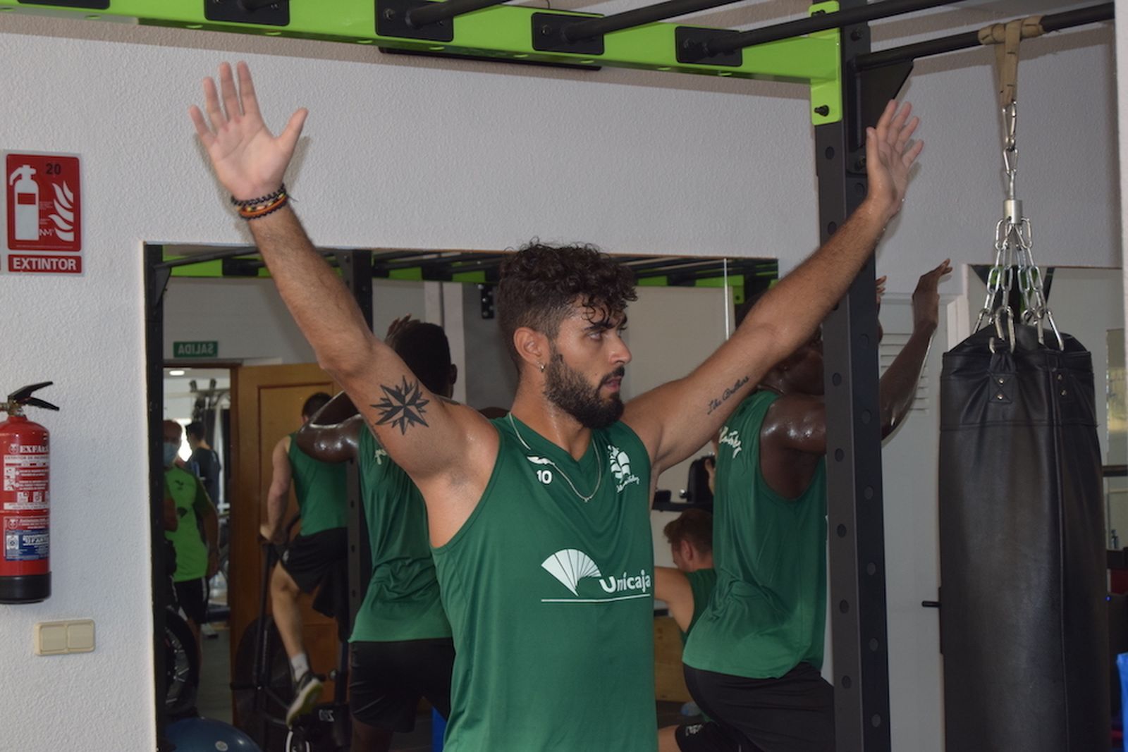 Iribarne se hace más grande y amedrenta al extender alas