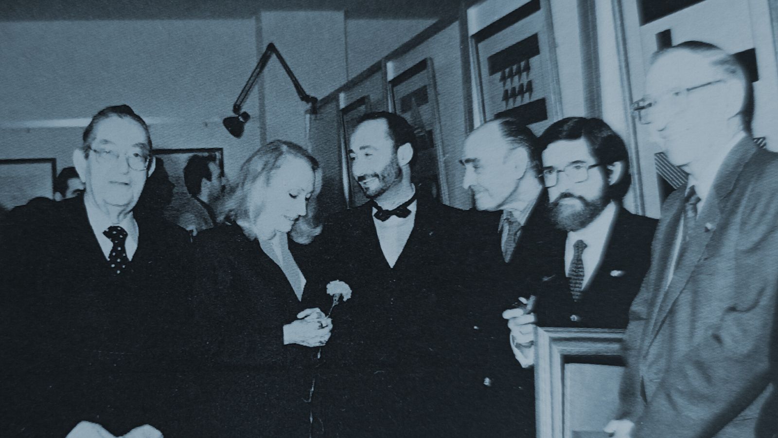 En la fotografía aparecen Luis Rosales, María Fernanda, Pedro Gil-Mazo, José Caballero y Rafael Montesinos y el alcalde de Punta Umbria, Gregorio Jiménez Vidosa, en la inauguración de la sala José Caballero de la Casa de Cultura, en 1990.