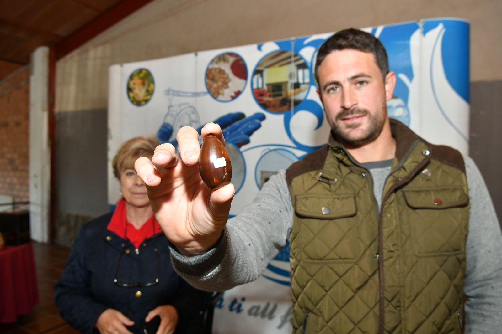 Alberto López muestra la bellota ganadora, recogida en Belalcázar.