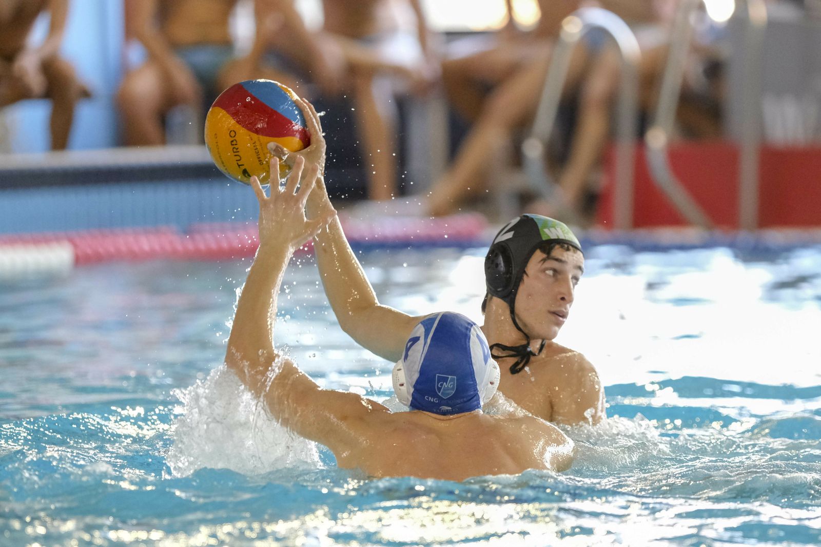 El jugador del Dos Hermanas Azaña busca un pase.