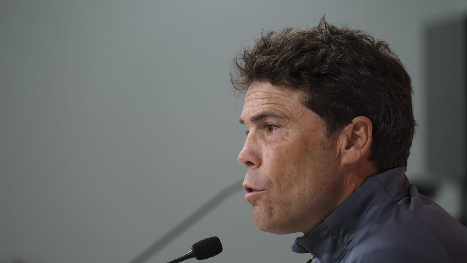 El técnico contesta una de las preguntas de la rueda de prensa previa al Deportivo.