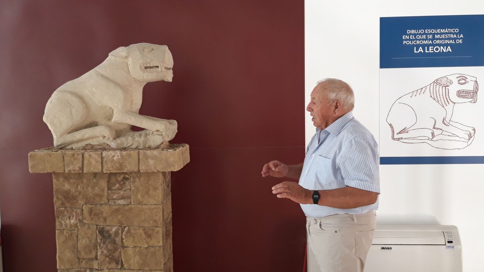 Manuel explica algunos detalles de cómo encontró la pieza.