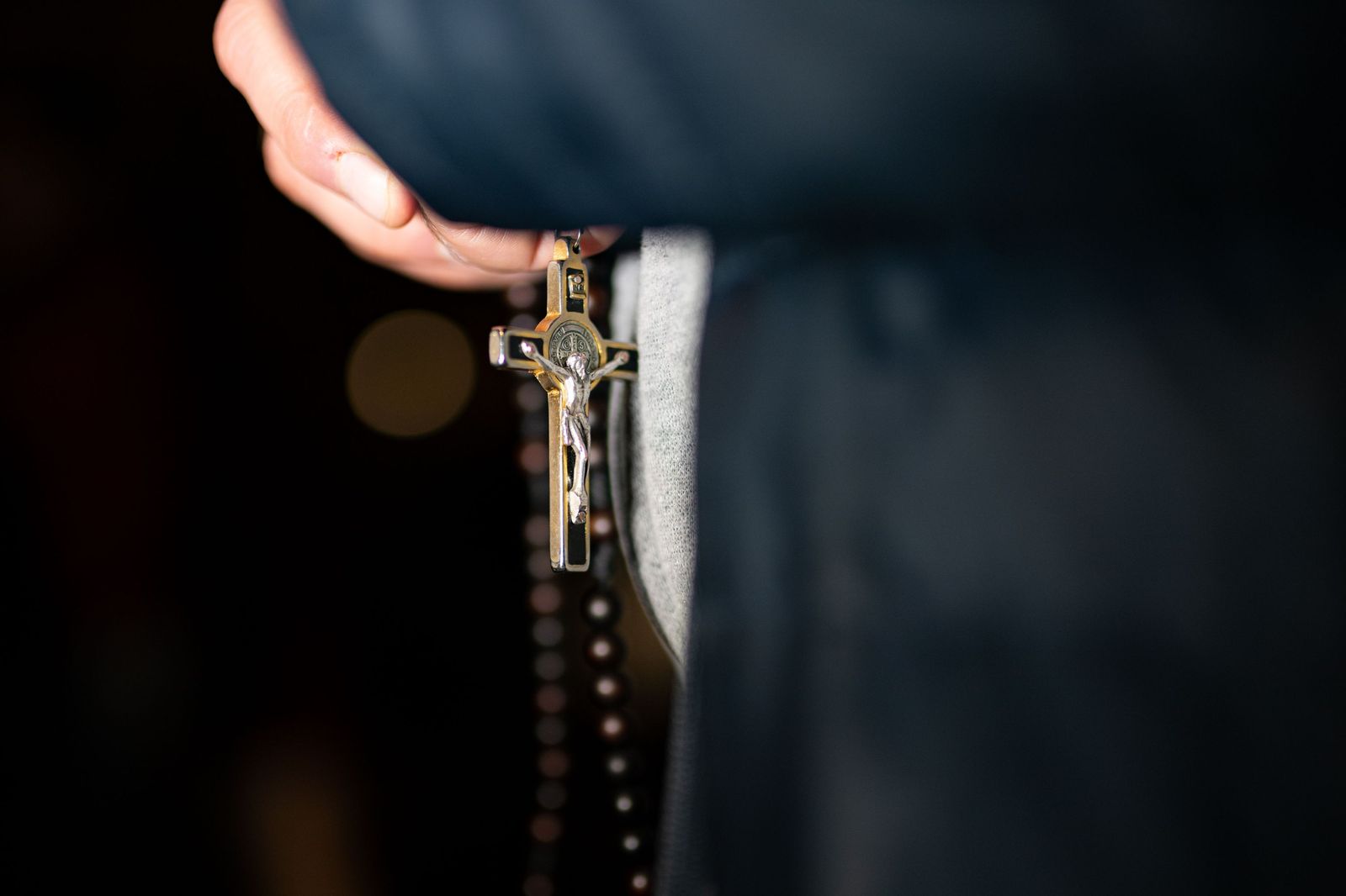 Una persona reza el rosario.