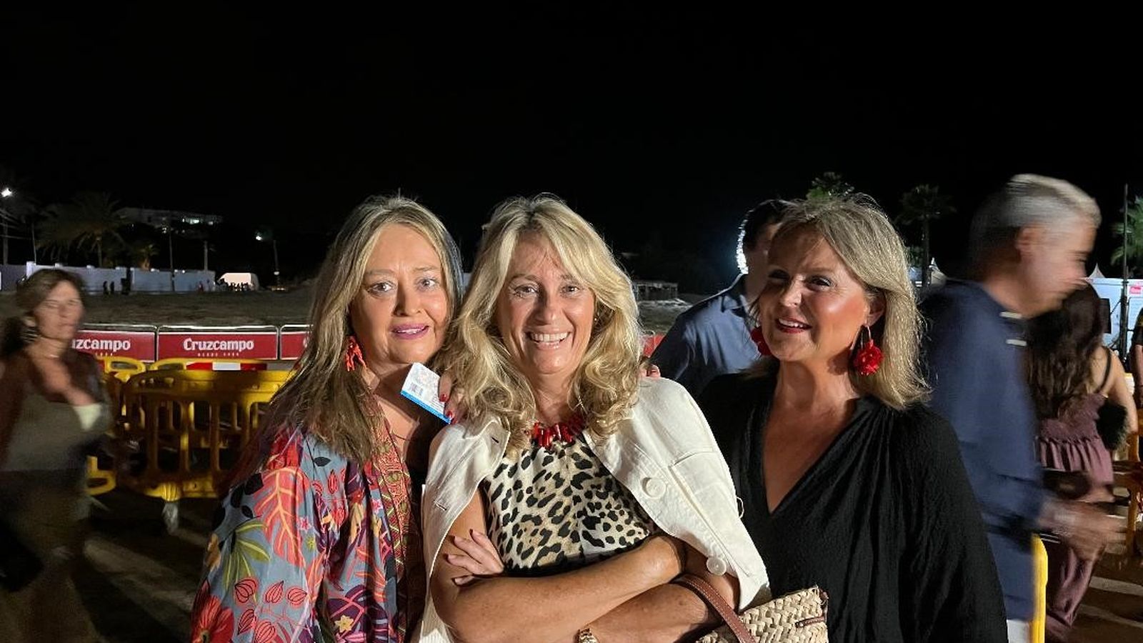 Las hermanas Chica y Rocío Hidalgo Argüeso con Nuría  Álvarez.