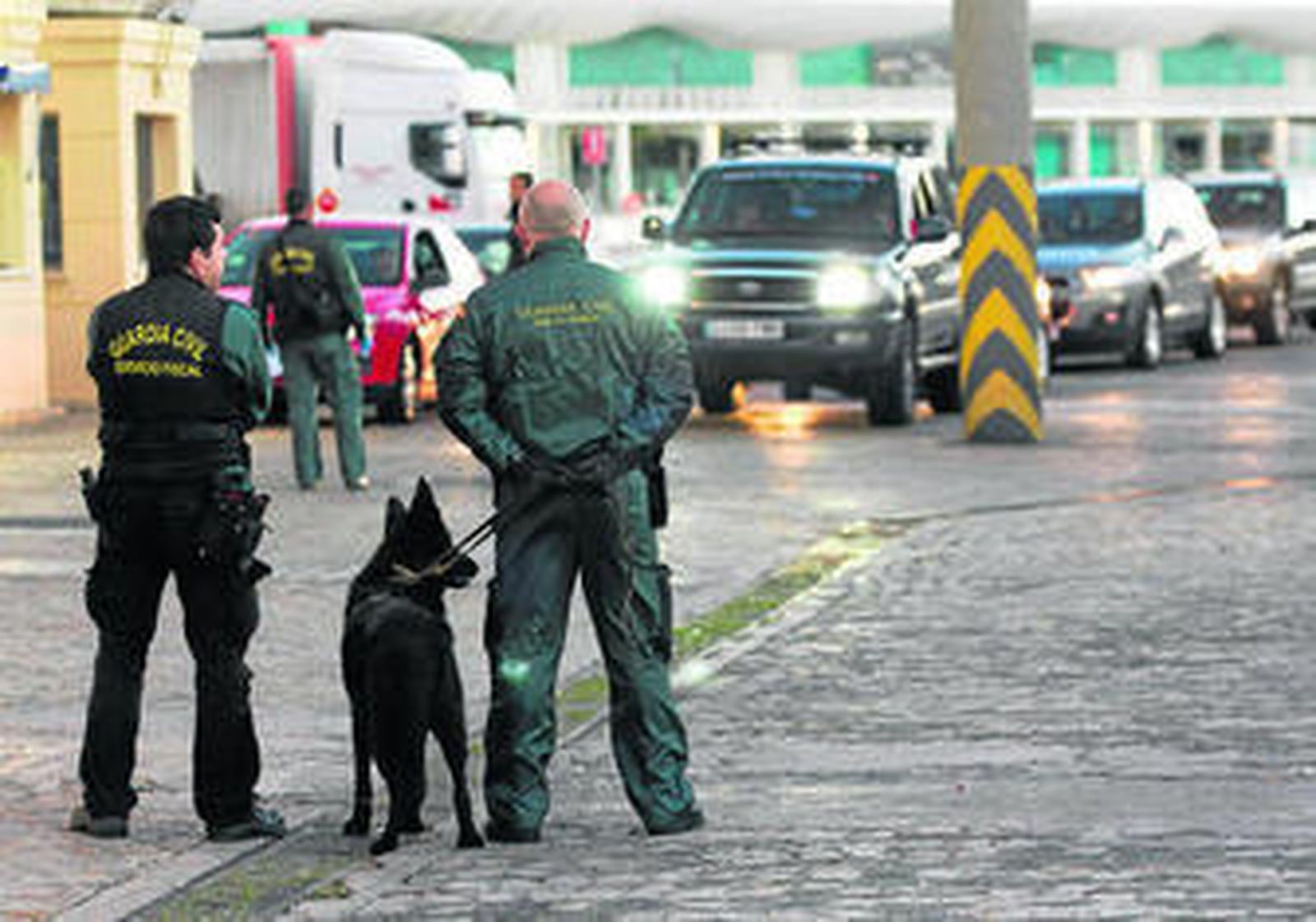 Dos efectivos de la Guardia Civil esperan la llegada del Melillero en el puerto de Málaga.