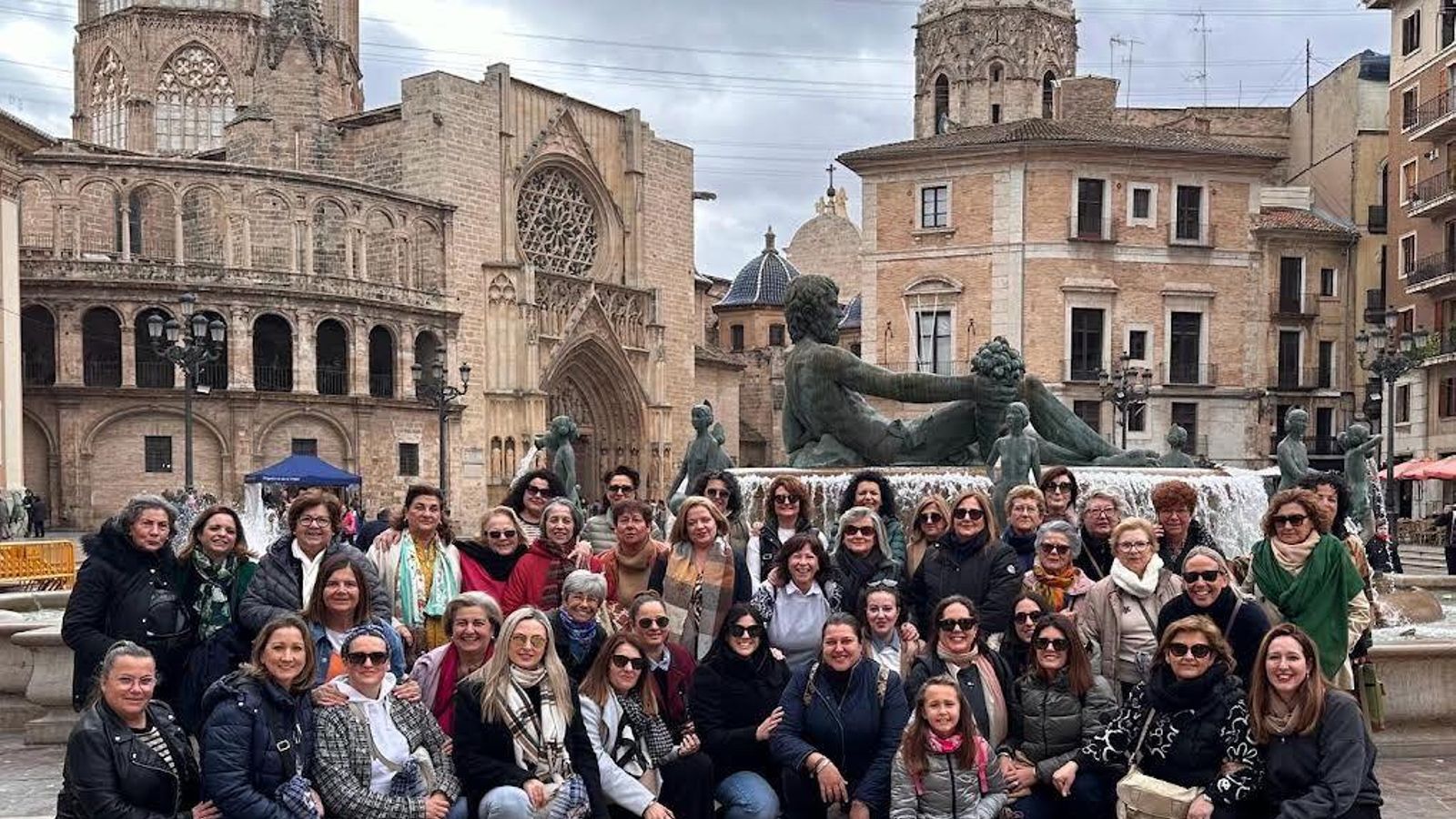 Foto de familia de la excursionistas de la salida a Valencia