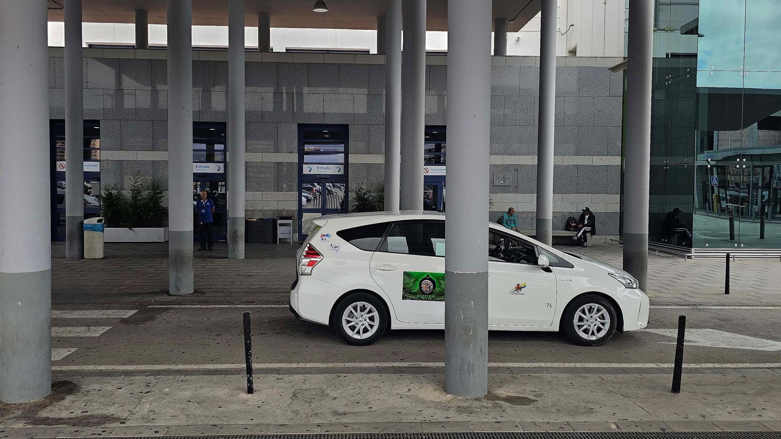Un taxi en la estación marítima de Algeciras.