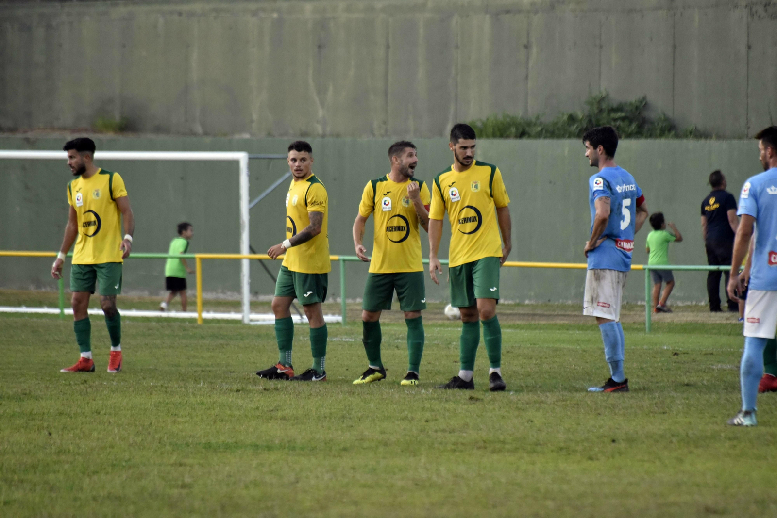 Oñate, primero por la izquierda, durante el Unión-Ciudad de Lucena