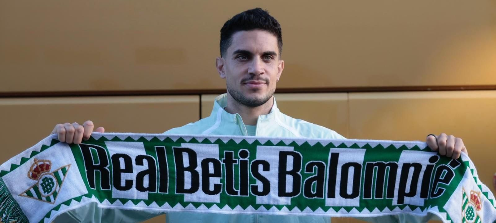 El capitán, Marc Bartra, posa con una bufanda del Betis.