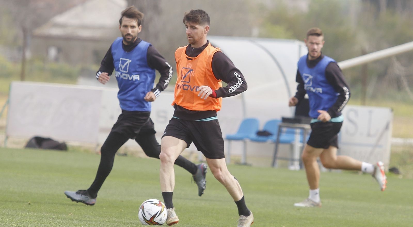 Javi Flores conduce el balón ante la presencia de Álex Bernal y Valtteri.