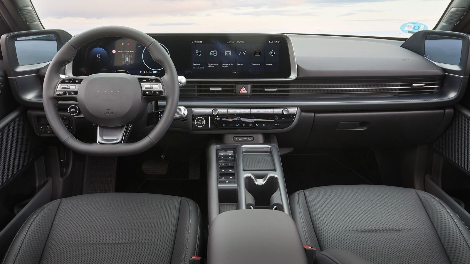 El volante, así como la consola central situada entre los dos asientos, han sido rediseñados. Algunos materiales también han cambiado con esta actualización que ahora llega a los concesionarios.