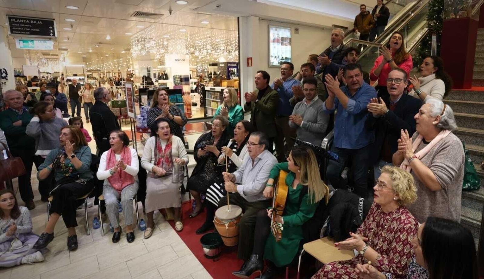 El coro de la Hermandad de la Yedra, cantando en la inauguración del alumbrado de Navidad de El Corte Inglés. El coro de la Hermandad de la Yedra, cantando en la inauguración del alumbrado de Navidad de El Corte Inglés.