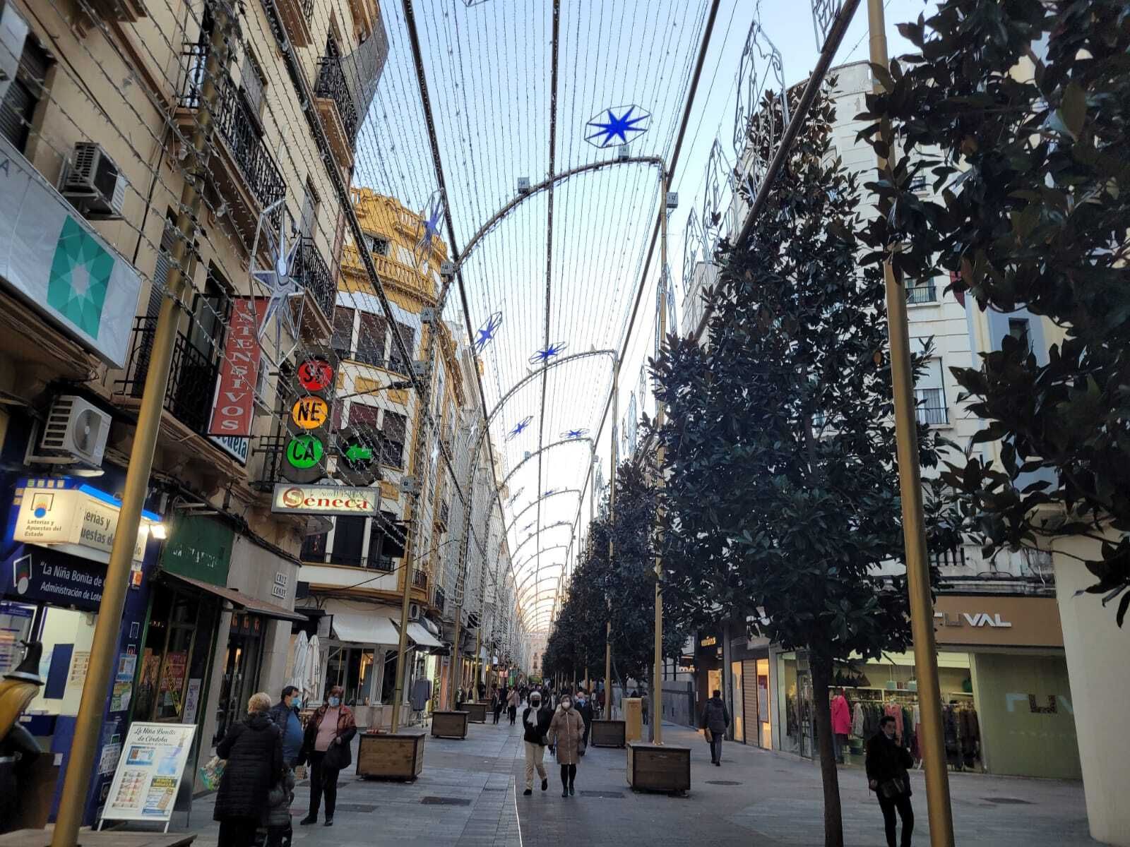 Varias personas caminan por la calle Cruz Conde.
