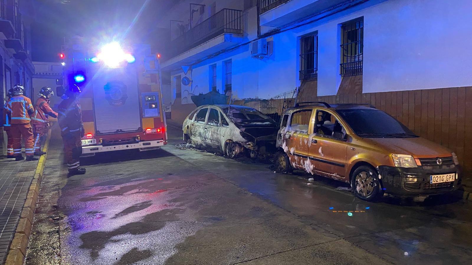 Estado en el que quedaron los vehículos tras la actuación de los bomberos.