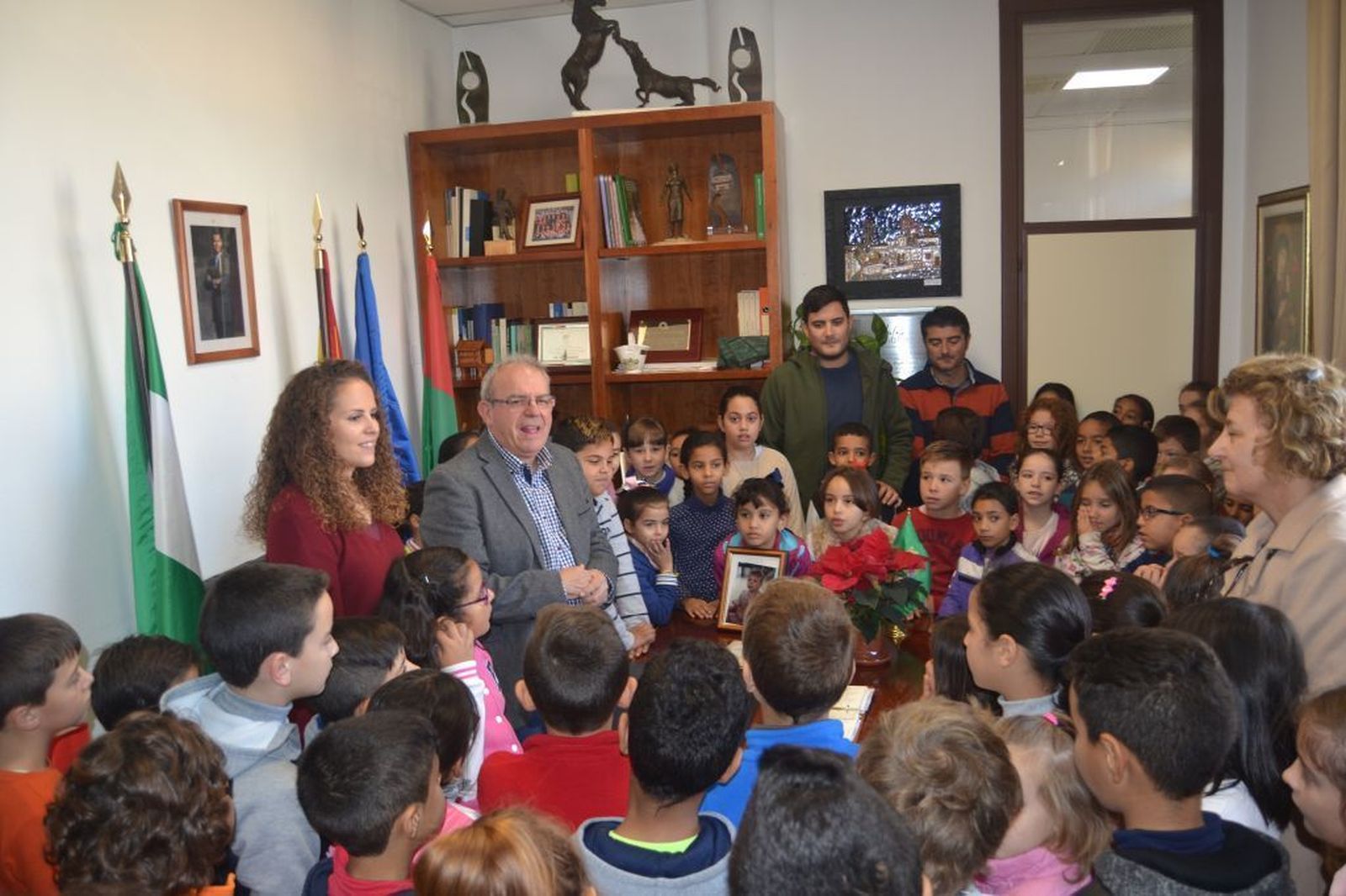 Antonio Bonilla recibe a los escolares en Alcaldía.
